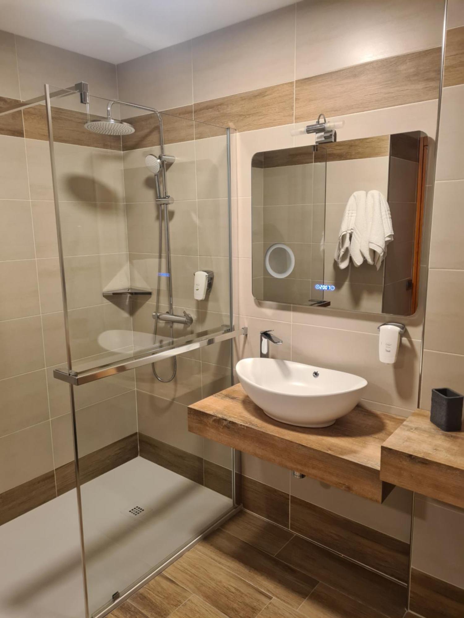 Hotel Lenotel Luaran gambar